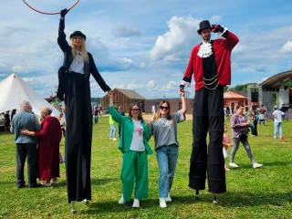 Фокусники на метровых ходулях впечатлили отдыхающих на озере Сенеж