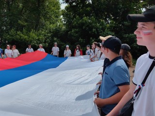 Огромное полотно триколора развернули щелковские активисты в честь Дня России
