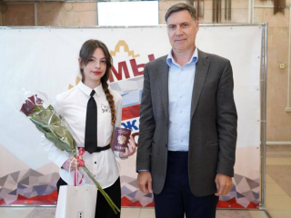 Трое школьников Котельников получили первые паспорта в торжественной обстановке