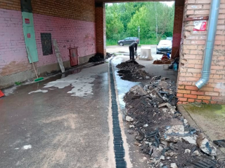 Затапливающую двор воду повернули вспять во 2-ом микрорайоне Зарайска