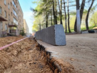 В Шаховской на улице Комсомольская установили новые бордюры