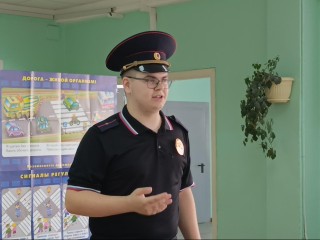 Полицейский из Лобни предупредил школьников Лобни о схемах мошенников