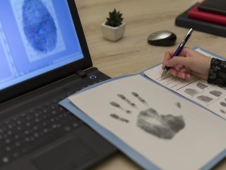 Мигрантов обяжут сдавать отпечатки пальцев и фото для получения услуг