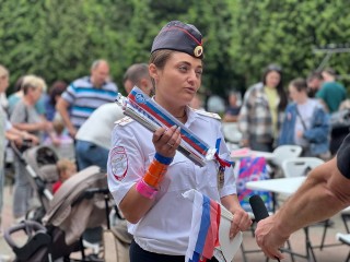 Сотрудники Госавтоинспекции поздравили домодедовцев с Днем России