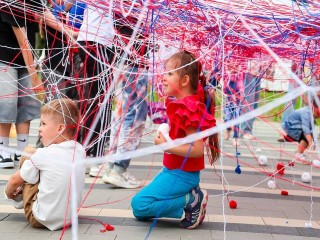 Купол-триколор сплели в Каширском парке в День России