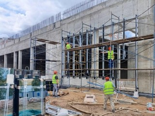 В Лобне наполовину построили новый спорткомплекс с бассейном