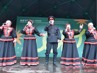 Народные песни, танцы и аниматоры: как в парке Лотошина отметили День округа
