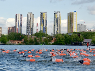 В Подмосковье прошел первый в этом году заплыв на открытой воде