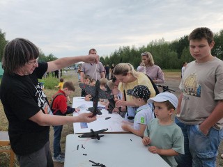 Собирать и запускать модели самолетов научили посетителей музея в Монине