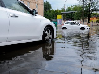 Водителей просят объезжать подтопленный перекресток в Пирогово по Осташковскому шоссе