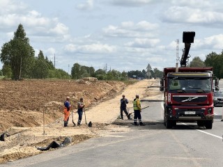 На трассе М9 в Шаховской монтируют современную ливневку