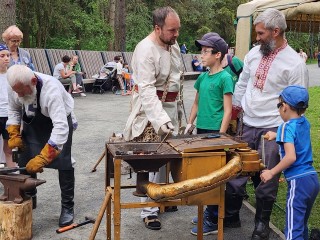 В истринском лесопарке устроили народные гуляния с кузнецами в День России