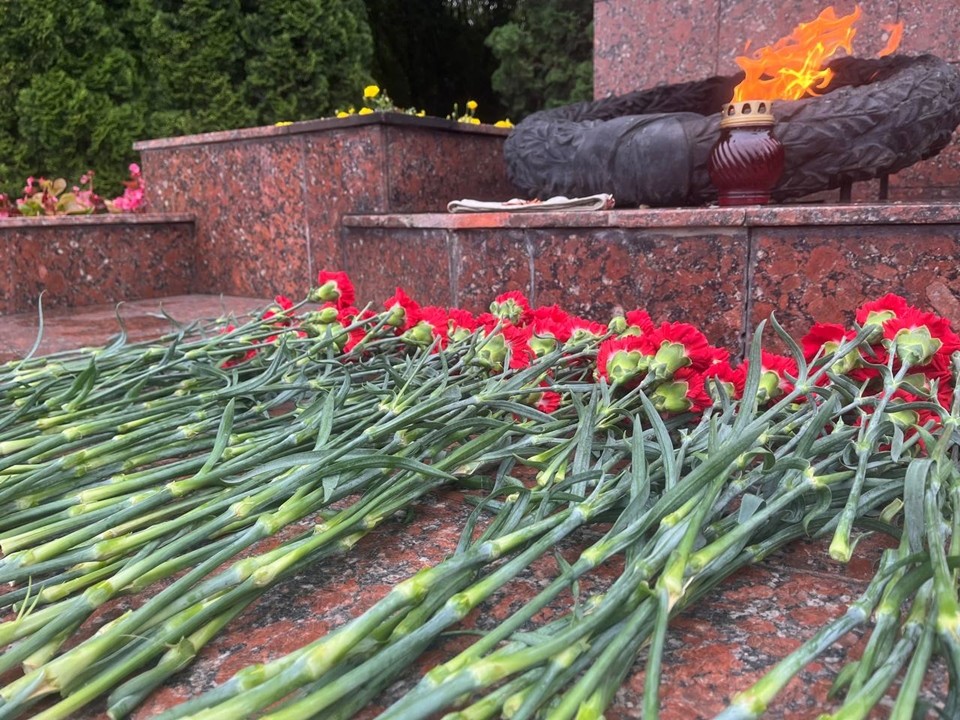 Волонтеры очистили мемориалы округа от мусора и возложили цветы