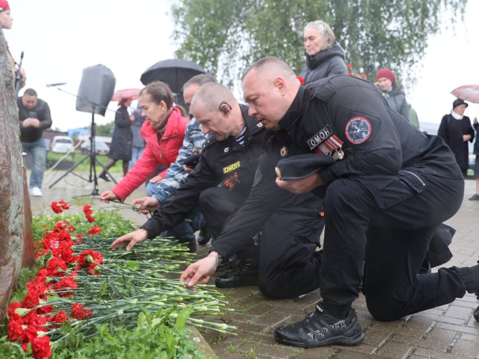 Ветеранов боевых действий поздравили на мемориальном кладбище Волоколамска