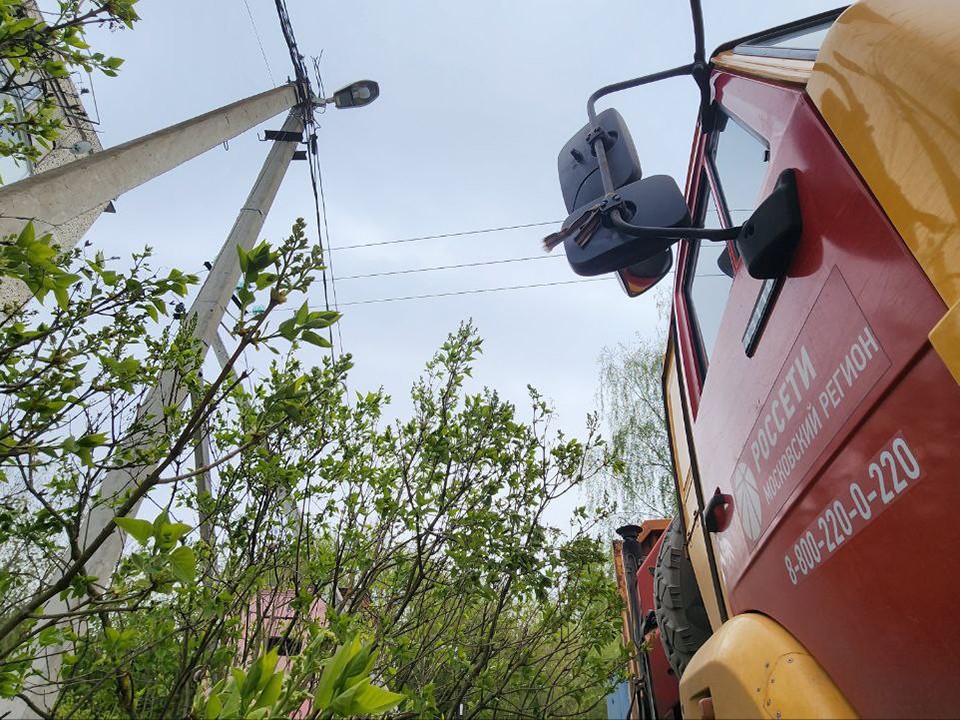 Свет в обесточенные дома в Юности вернули с помощью генератора