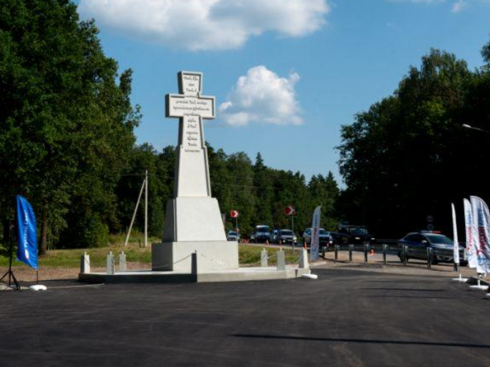 Второй Поклонный крест открыли на въезде в Серпухов