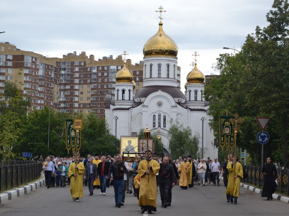 Краснознаменцы прошли крестным ходом в честь семьи, любви и верности
