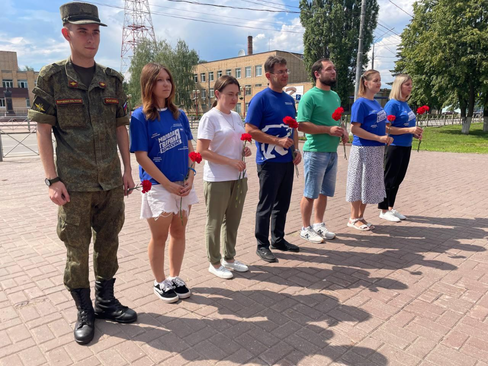 Стихийный мемориал из гвоздик «вырос» возле стены памяти в Серебряных Прудах