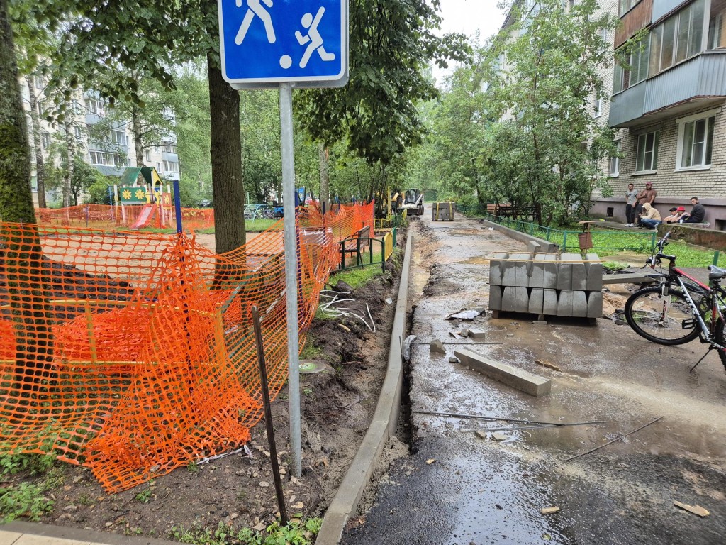 Кабель для новых фонарей проложили во дворах на Центральной улице в Дубне