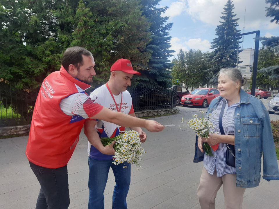 Ромашковый флешмоб устроили на улицах Серебряных Прудов ко Дню семьи