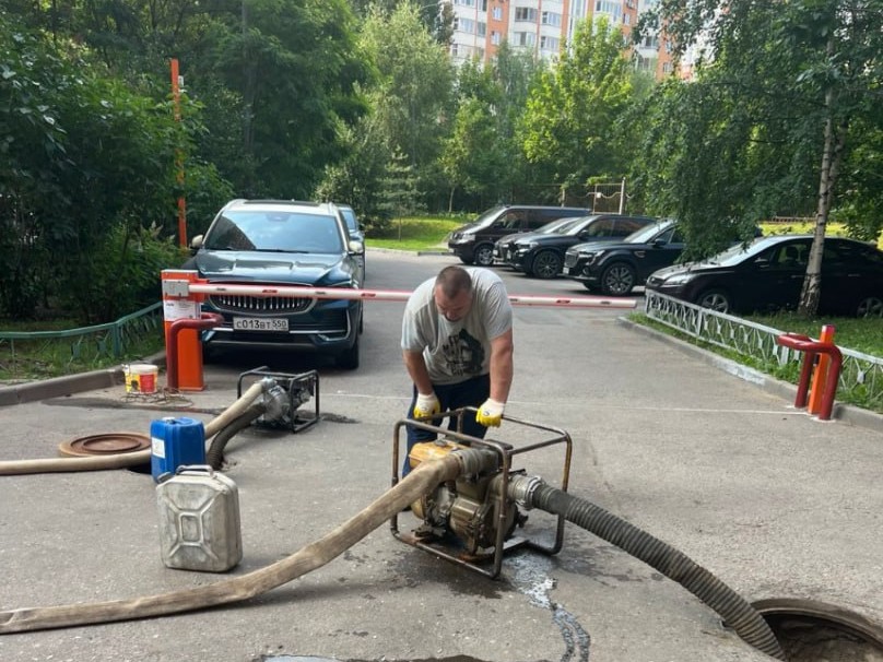 В Красногорске на Спасской ликвидируют утечку воды