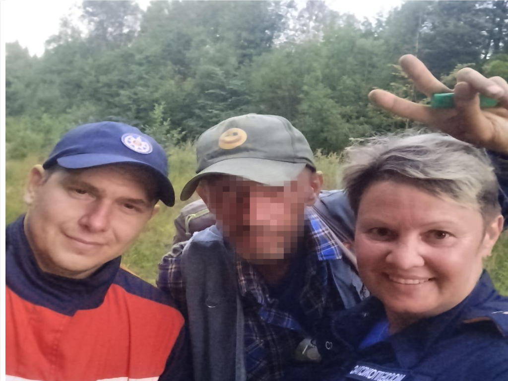 Спасатели нашли и вывели из леса Дмитровского округа заблудившегося рыболова