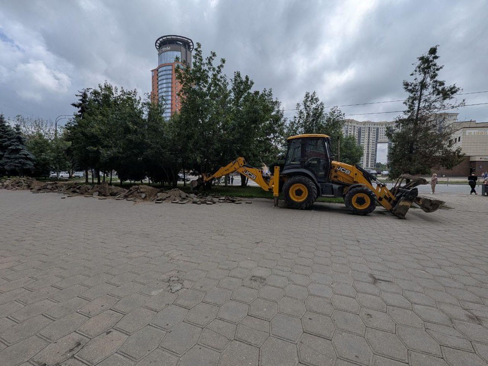 К столетию Щелкова в сквере у Дворца культуры обновляют плитку