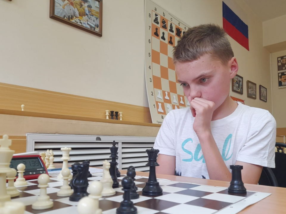 Дмитровчанин продолжает единолично лидировать в шахматном турнире