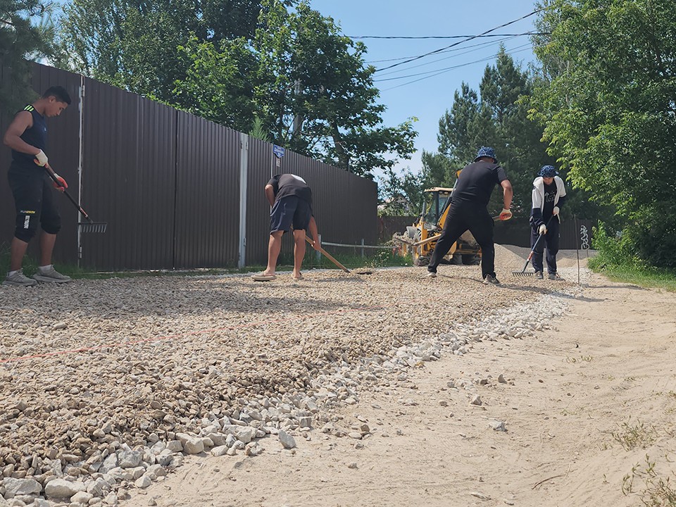 В Кармолине на двух улицах уложили новое покрытие на дорогах