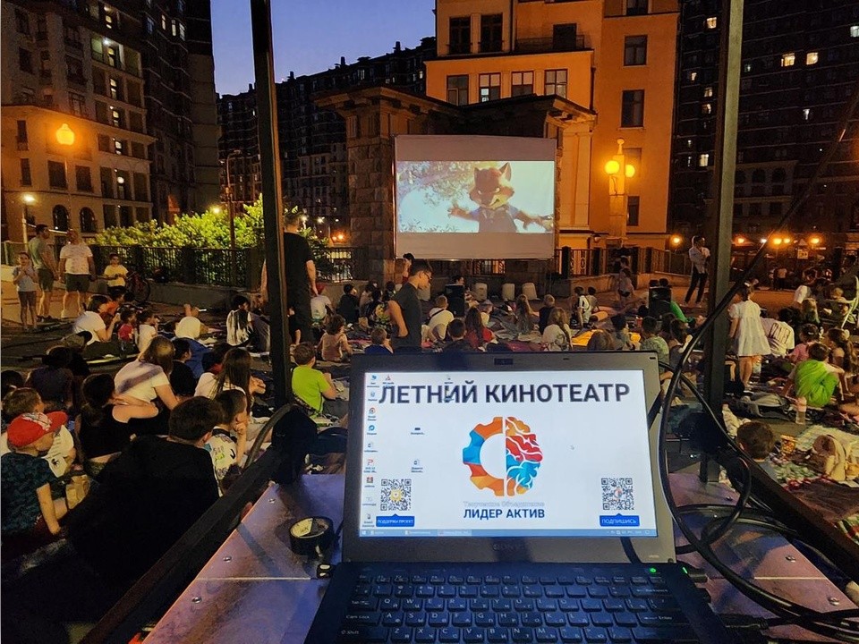Кино под звездами: как жители Химок сами построили кинотеатр