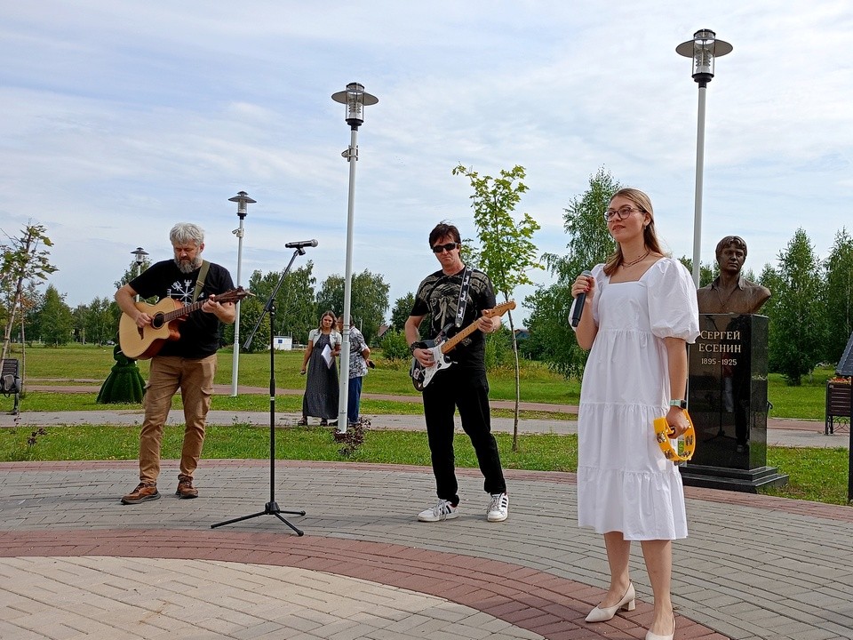 День семьи и любви отметят в Есенинском сквере концертом и поэтическими поздравлениями