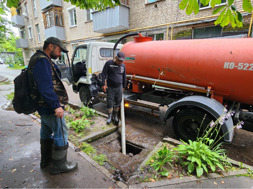 Сотрудники коммунальных служб откачивают воду во дворах жилых домов Лобни