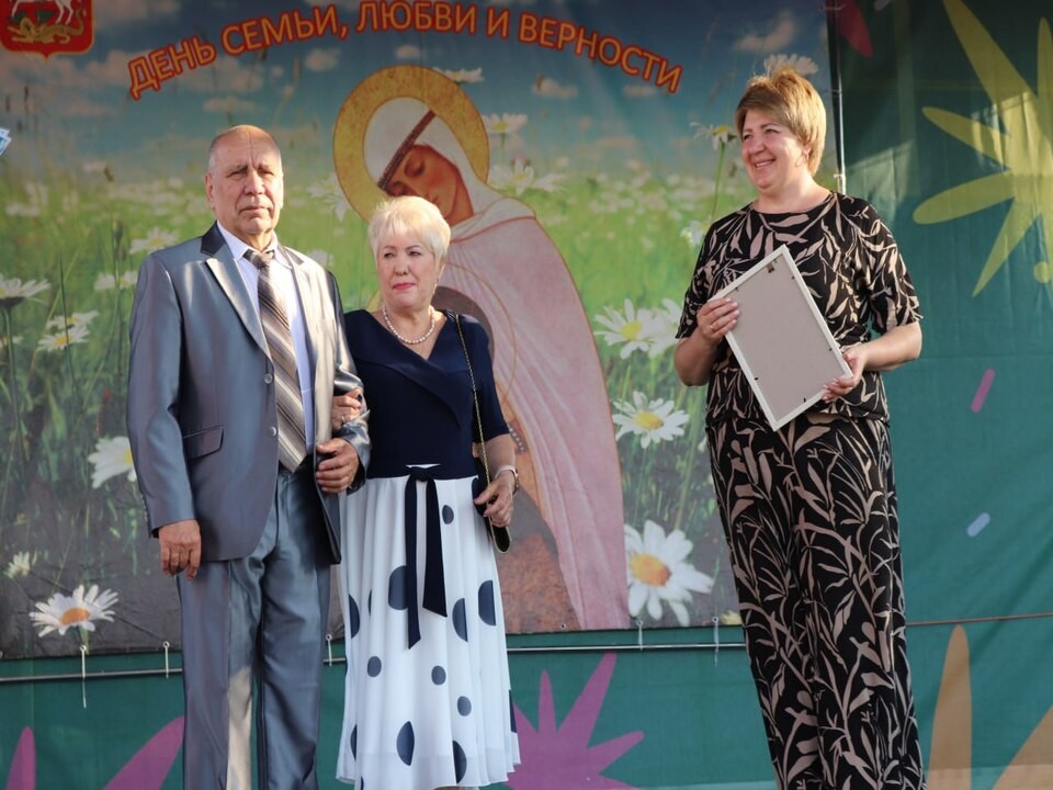 Семья из Пущина отметила 25-летие со свадьбы на городском празднике