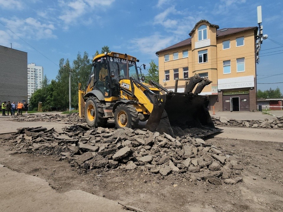 Дороги восстанавливают и выравнивают в микрорайоне Депо