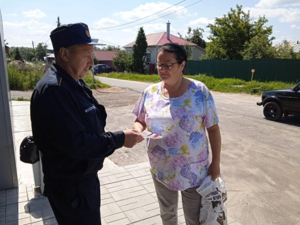 В Ловцах пожарные провели рейд и рассказали о правилах при грозе