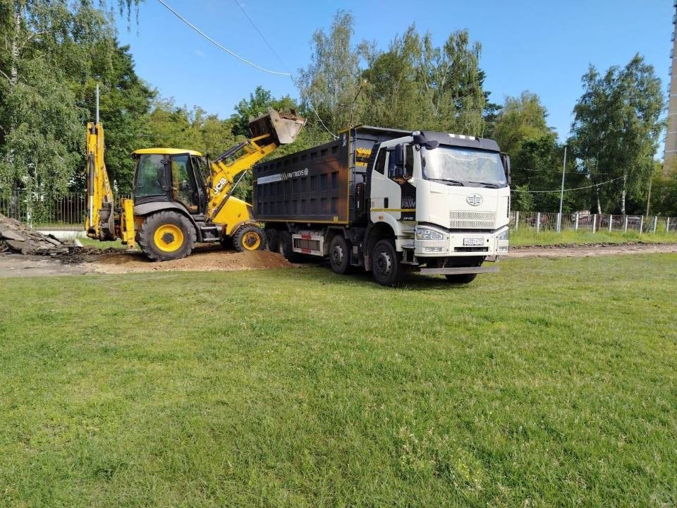 Работы по обустройству основания футбольного поля стартовали на стадионе «Труд»