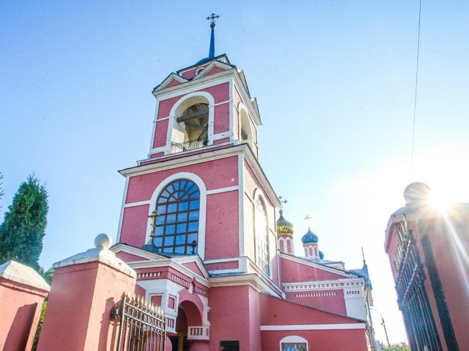Иконописец стремится вернуть былую красоту старинному храму Каширы