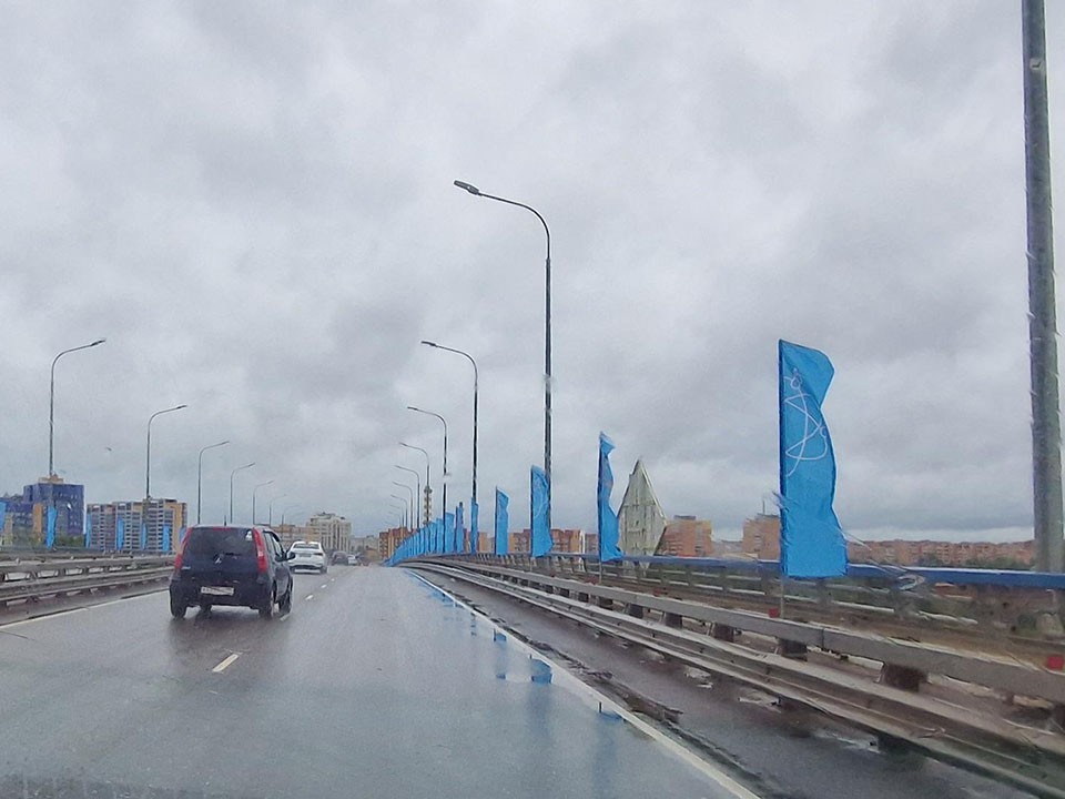 Улицы Дубны ко Дню города украсили флагами