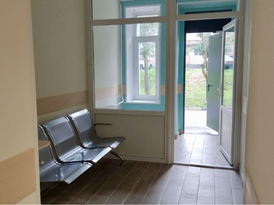 В поликлинике Рузы обновили входную группу и улучшили регистратуру для пациентов