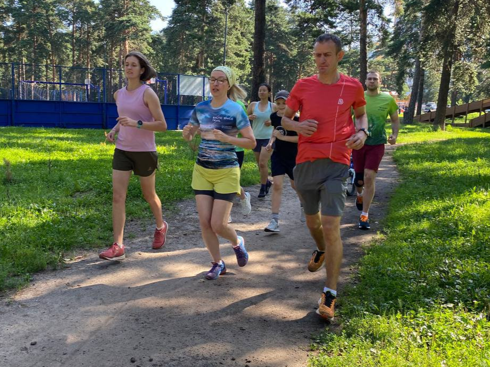 Спортивный праздник с забегом и гимнастикой устроили для котельниковцев в Кузьминском лесопарке