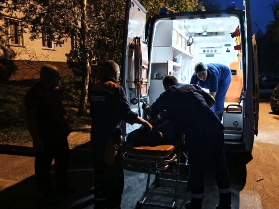 Спасатели транспортировали в машину скорой помощи пациентку с инсультом в Коломне