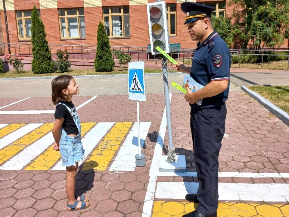 В Домодедове автоинспекторы напомнили детям о правилах безопасности на дорогах