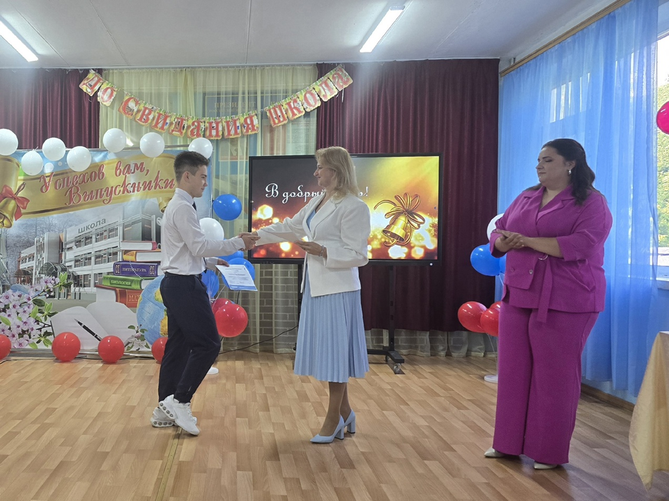 Школьным активистам вручили благодарности на выпускном в Рунове