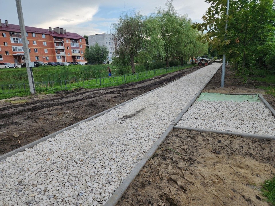 В поселке Верея строят тротуары в сквере на Центральной улице