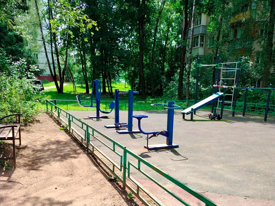 Во дворе дома №44 по улице Баранова коммунальщики навели порядок