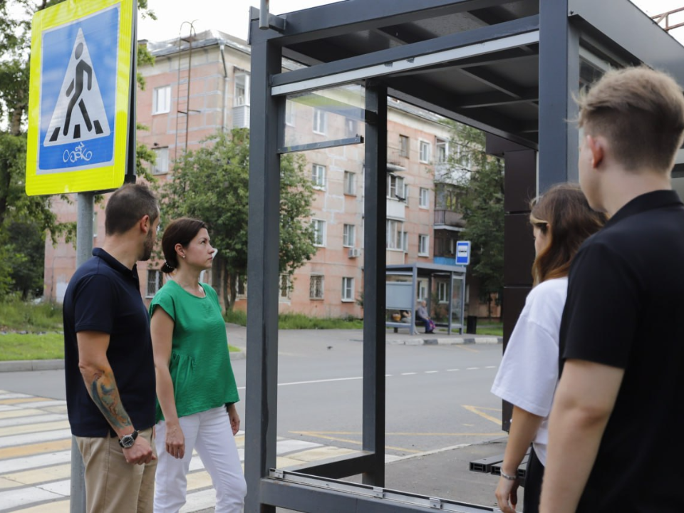 Разбитое стекло на остановке по улице Ленина заменят в течение месяца