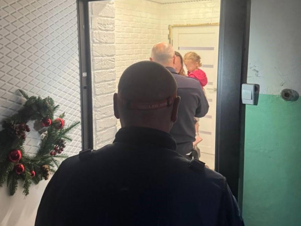 Спасатели освободили трехлетнюю девочку из запертой квартиры в Краснозаводске