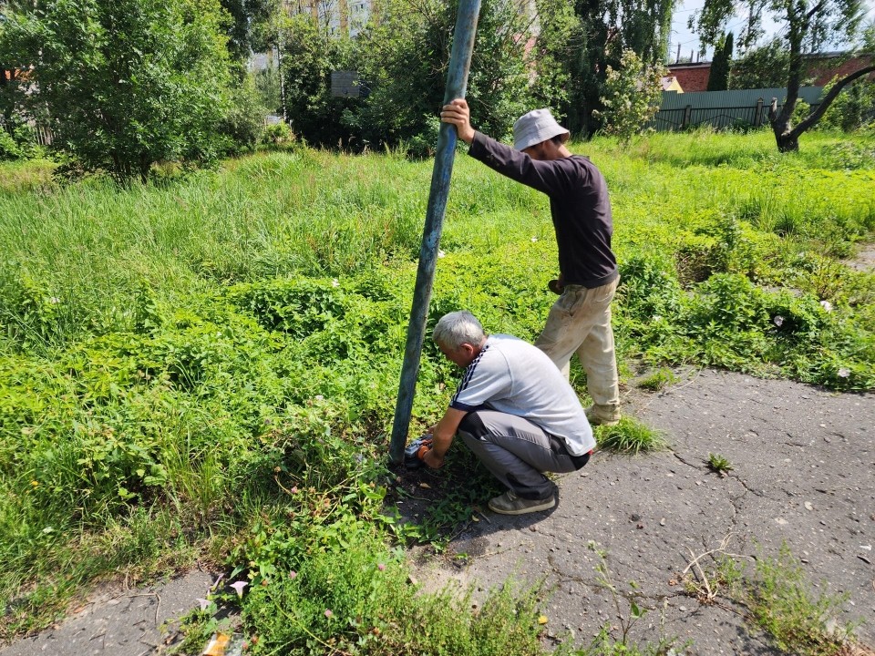 Cтарые ворота и турники сносят на месте будущей пристройки к гимназии №2