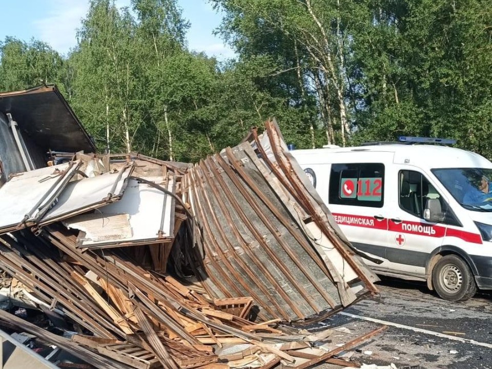 Спасатели оказали помощь водителю, пострадавшему в ДТП с грузовиками в Ступине