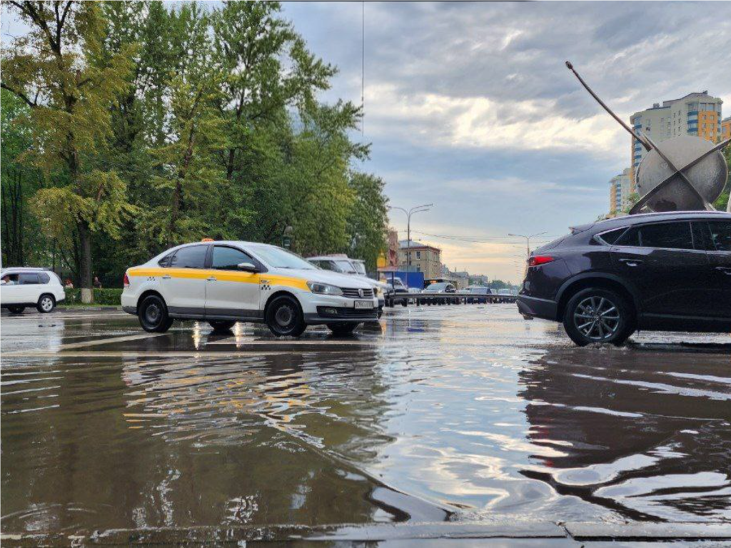 Коммунальщики спасают затопленные ливнем дороги в Сергиевом Посаде